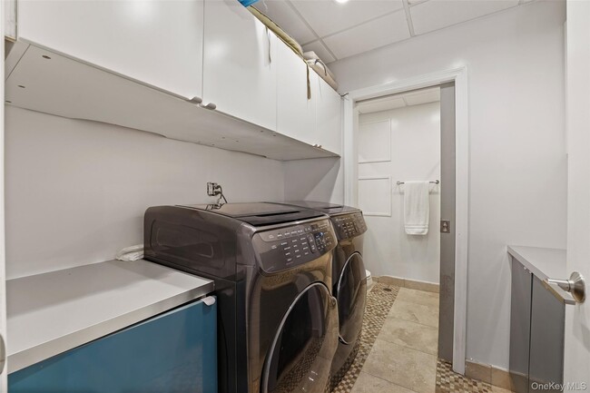 Building Photo - 2 Hudson St