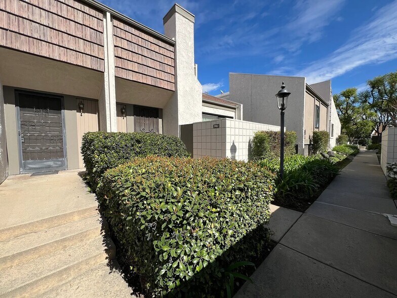 Building Photo - 598 W Huntington Dr
