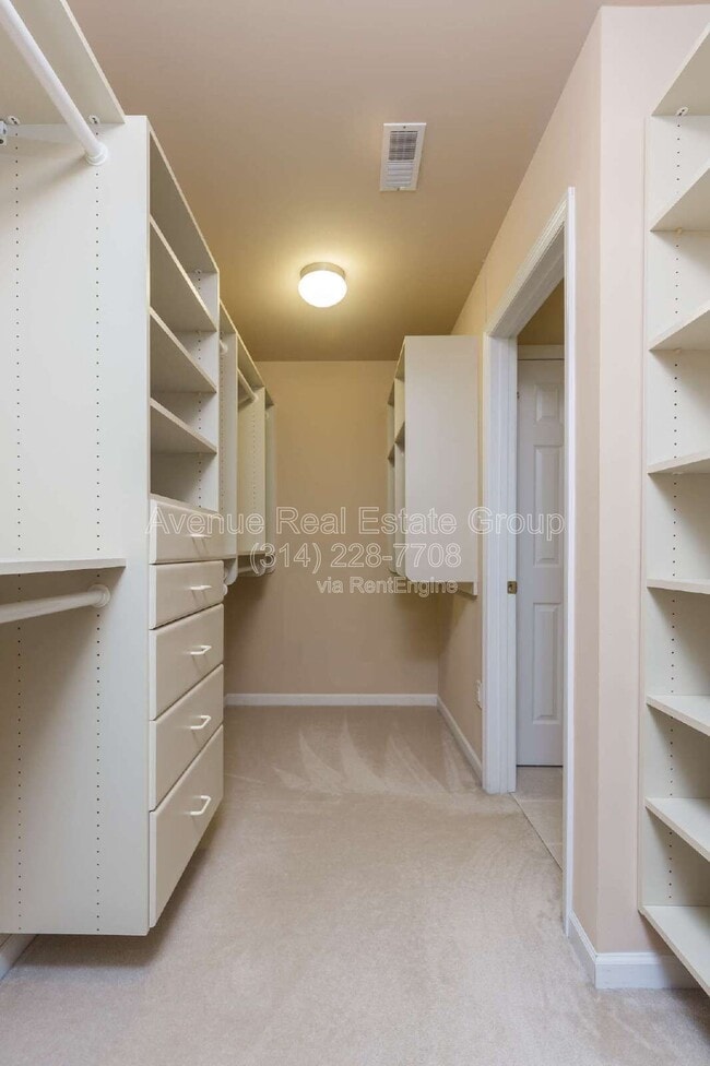 Building Photo - 8947 Hilltop Manor Dr