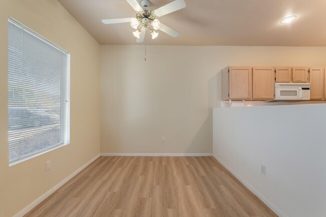 Building Photo - 2-bedroom 2-bathroom single story corner t...