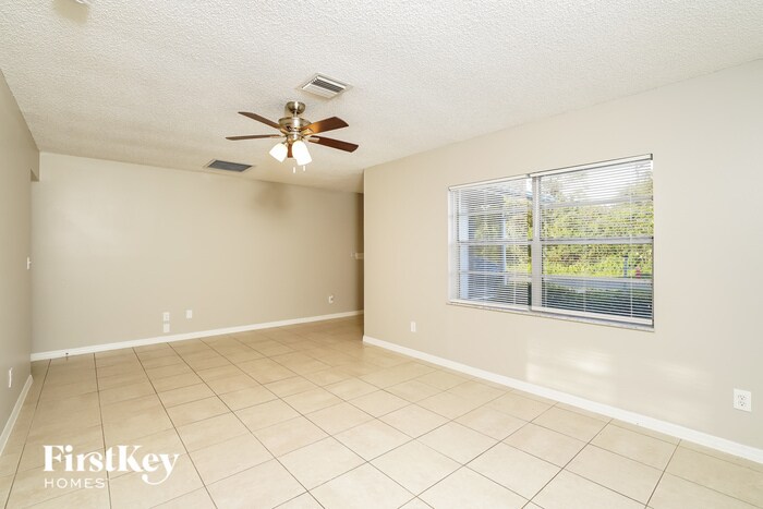 Building Photo - 638 NE Larkspur Ln