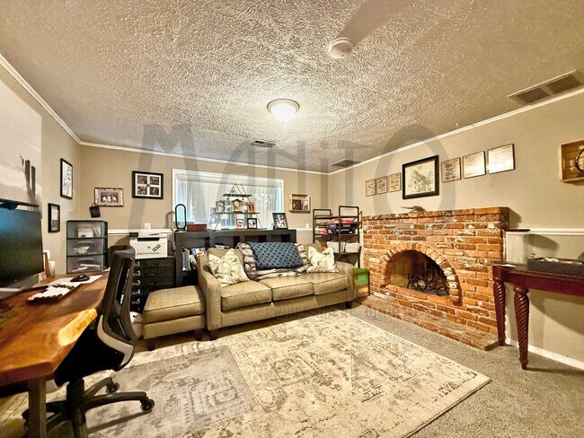 Building Photo - Beautiful South Hill Home