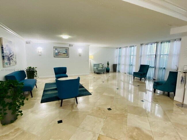 Building Photo - 800 Parkview Dr