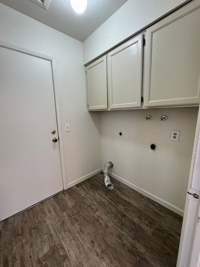 Building Photo - BRAND NEW REMODEL 3 BED, 2 BATH LOCATED HA...