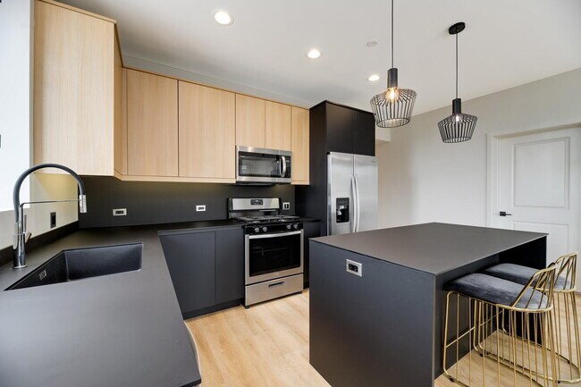 Building Photo - 6035 W North Ave