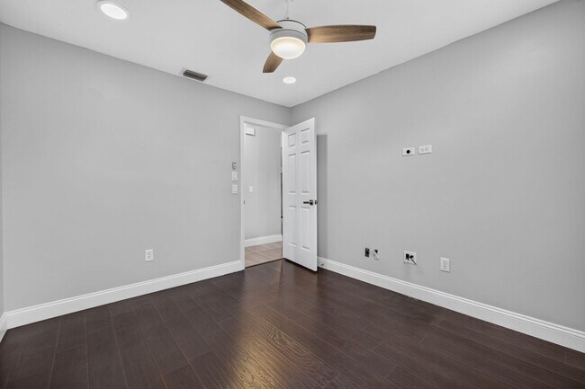 Building Photo - 825 SE Starflower Ave