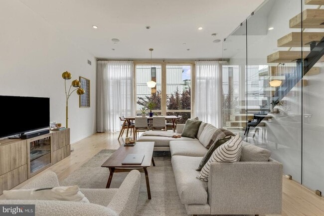 Building Photo - 1108 N Bodine St