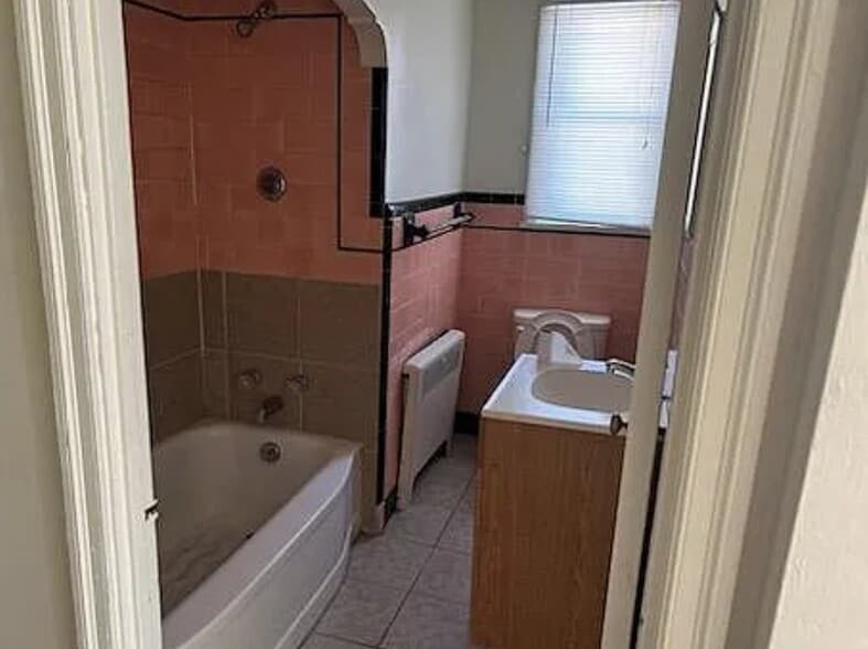 Building Photo - 315 W 11th St