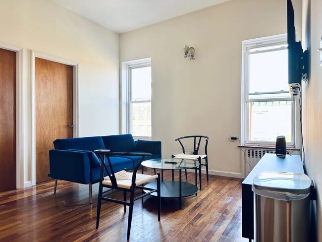 Building Photo - Furnished room/NOT APARTMENT