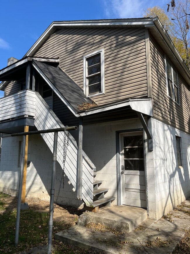 Building Photo - 4-Bedroom, 1-Bath Single Family Home