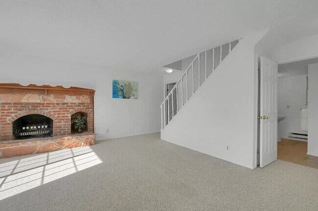 Building Photo - Beautiful 3 Bed Home Perched on a Mountain Side!!