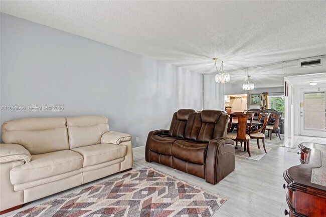 Building Photo - 1040 Country Club Dr