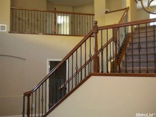 Building Photo - Upscale Home Close to Golf Coarse