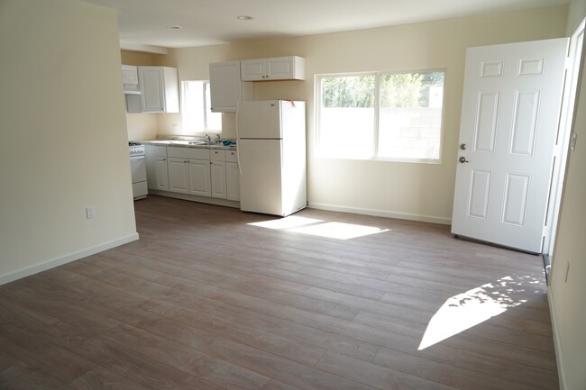 Living room & Kitchen - 1024 N Oxford Ave