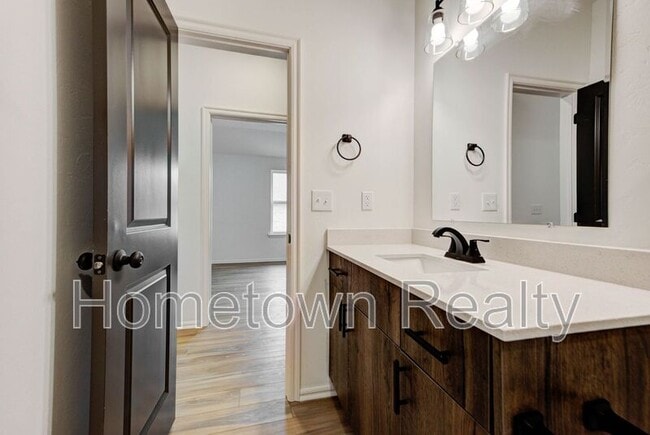 Building Photo - 410 N Cyn Ter