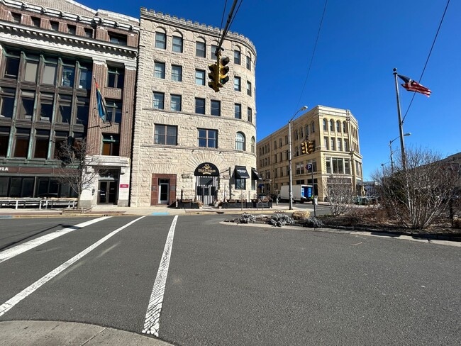 Building Photo - Gorgeous 3 bedroom 1 1/2 bathroom Single F...