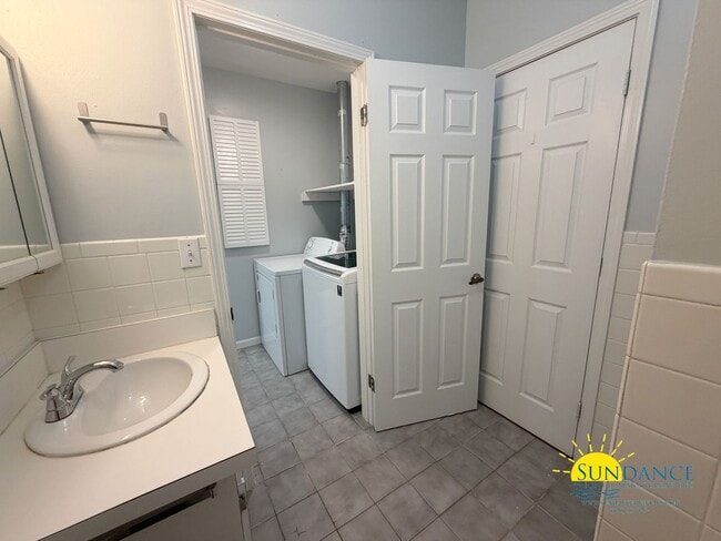 Building Photo - Freshly Painted 3BR/2BA Home Near Santa Rosa Sound & Choctawhatchee Bay!