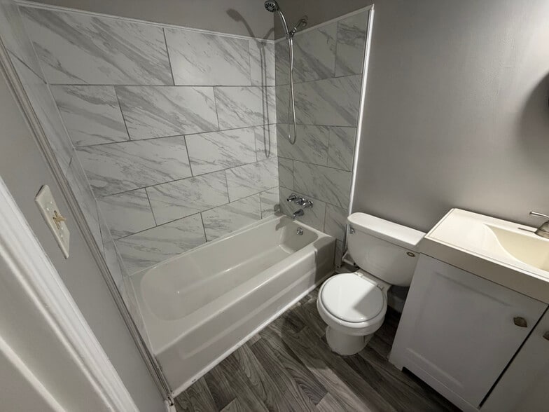 Building Photo - Room in Townhome on Northdale Rd