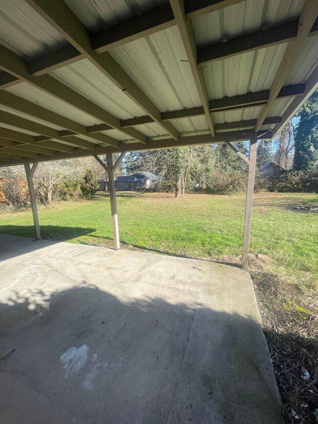 Building Photo - Conveniently located charming home with mo...