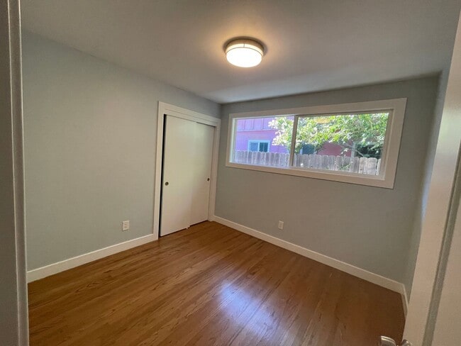 Building Photo - 4 Bedrooms in College Greens
