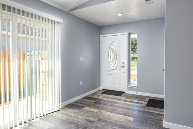 Building Photo - 1735 SE Jefferson St