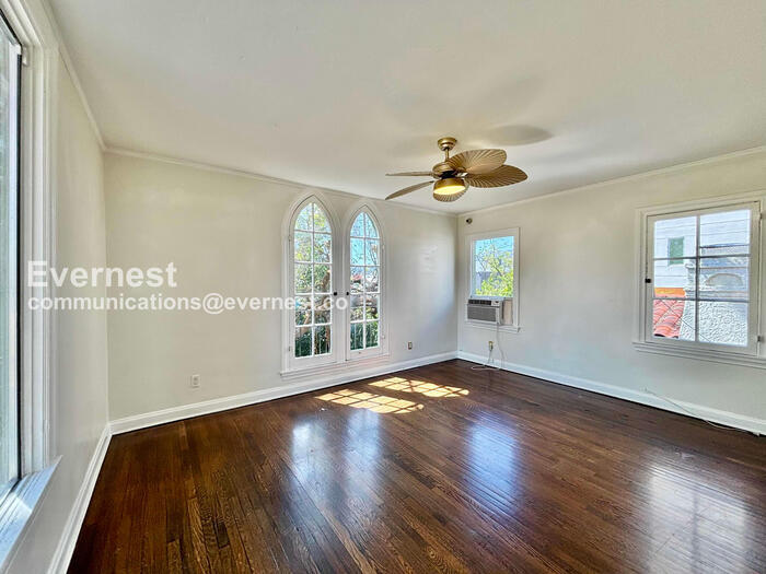 Building Photo - 132 N Crescent Heights Blvd