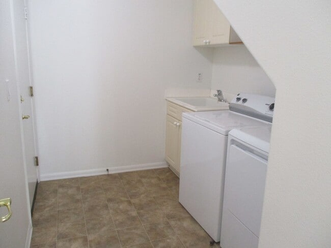 Building Photo - Desirable & spacious Sabre Springs 5 bedroom 3 bath 2 story home!