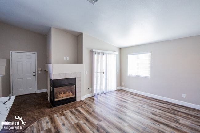 Building Photo - Stylish 2Bdm 2Ba Upstairs Condo in Gated C...