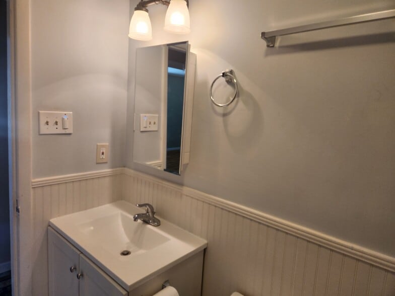 Bathroom - 5112 Schubert Rd