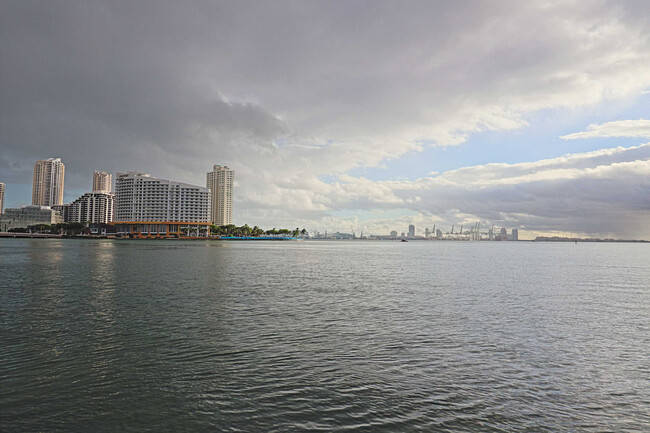 Building Photo - 1200 Brickell Bay Dr