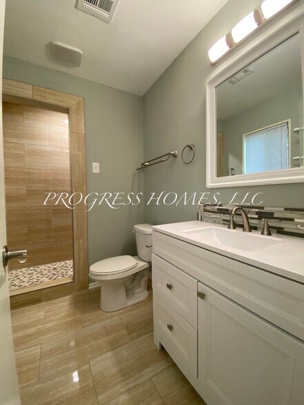 Building Photo - 1003 8th Ave SW