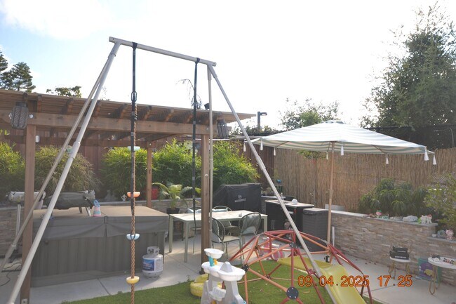 Building Photo - Hayward 3Bed/2Ba Bright & Modern Home with...