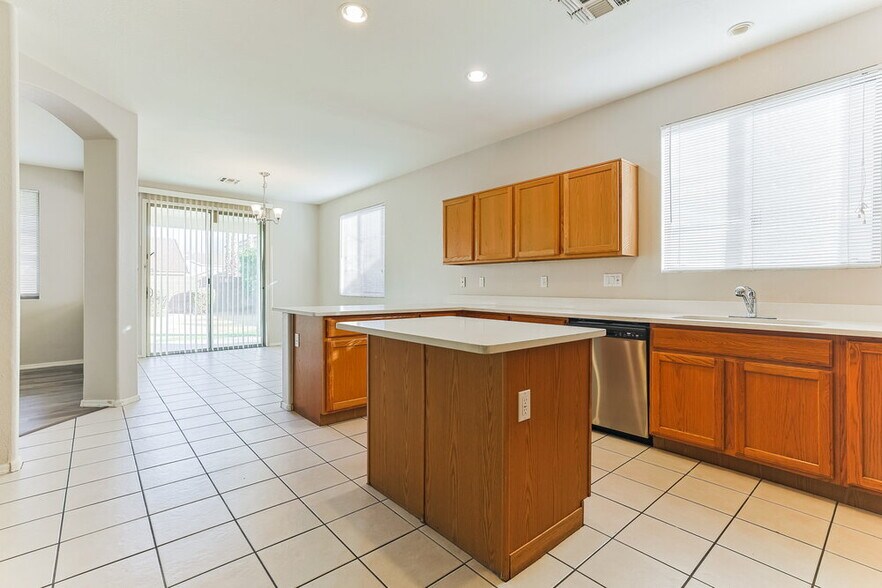 Building Photo - 514 W Redwood Dr
