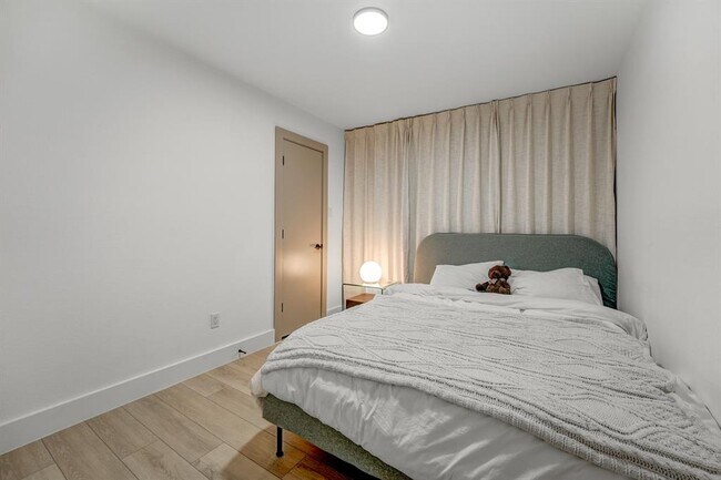 Building Photo - 3217 Oak Alley