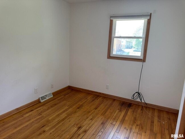 Building Photo - 18 Parkview Dr