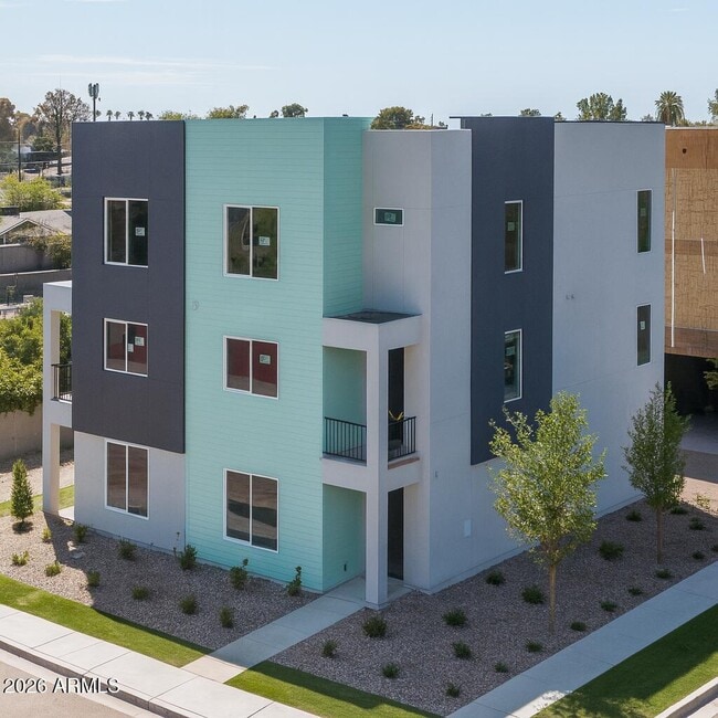 Building Photo - 2601 E Clarendon Ave