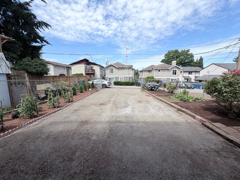 4-Car Onsite Parking - 8837 20th Ave SW