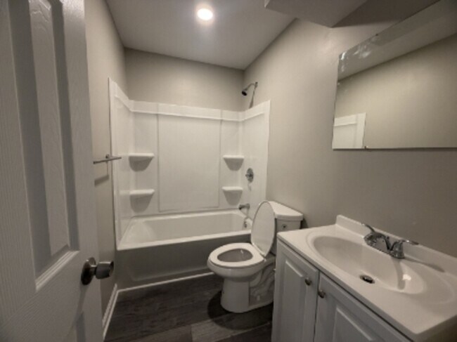 Building Photo - 611 Ewing Ave