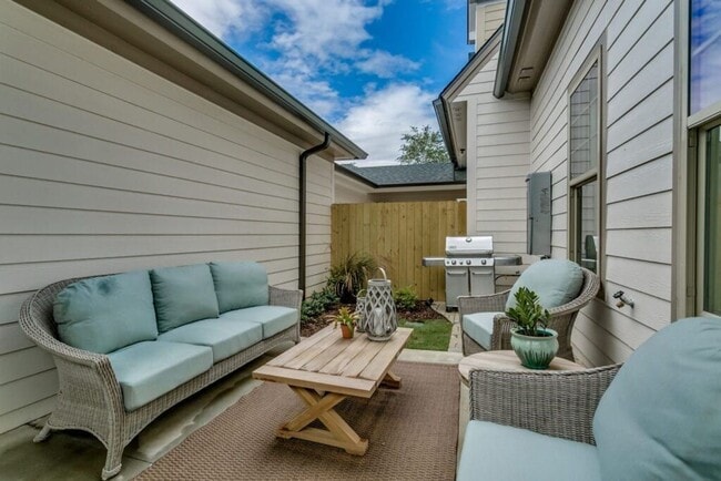 Building Photo - Luxury 3BR/3.5BA Townhome w/ 2-Car Garage in Gated Community