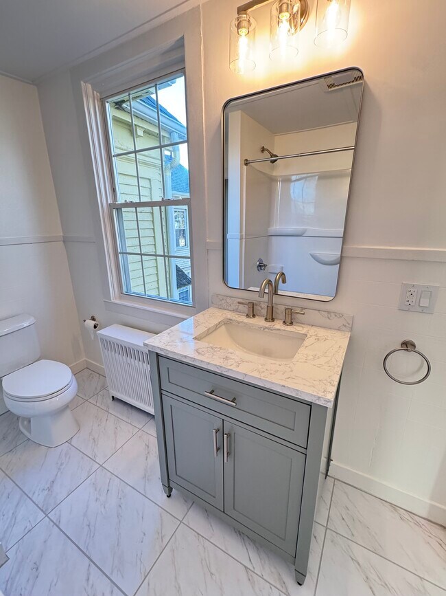 Building Photo - 142 Main St