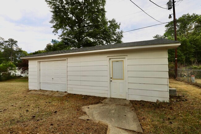 Building Photo - 1912 Dominion Dr