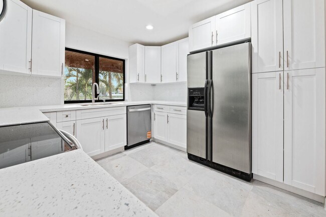 Building Photo - Stunning 4 Bed + Den | 3 Bath Waterfront Home – Miami, FL 33175