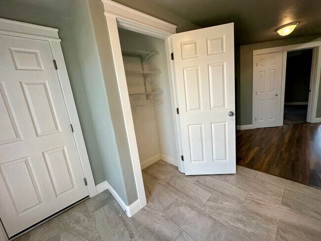 Building Photo - Bright & Spacious 3 Bed / 2 Bath - Gorgeou...