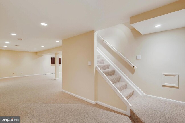 Building Photo - 9801 Clydesdale St