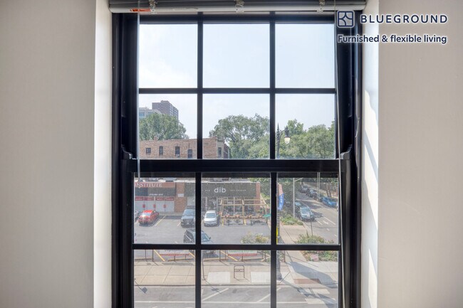 Building Photo - 1020 W Lawrence Ave