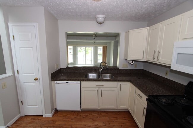 Building Photo - Beautiful 2 Bedroom 1.5 Bath Home