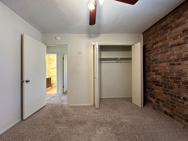 Building Photo - * Move-In Special * * Water Paid ; Washer/...