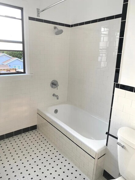 Large bathroom with art deco finish - 2807 Hillcrest Dr