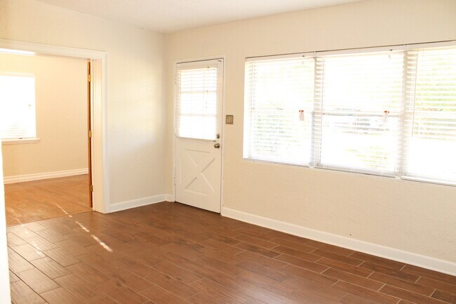 Building Photo - Adorable Mid Century Modern Bungalow in Winter Park!