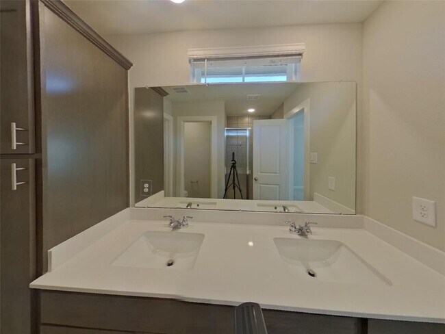 Building Photo - 9835 Willow Creek Commerce Dr